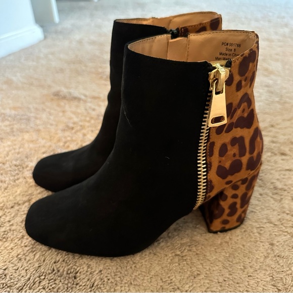 Cheetah booties with gold zipper - Picture 1 of 3